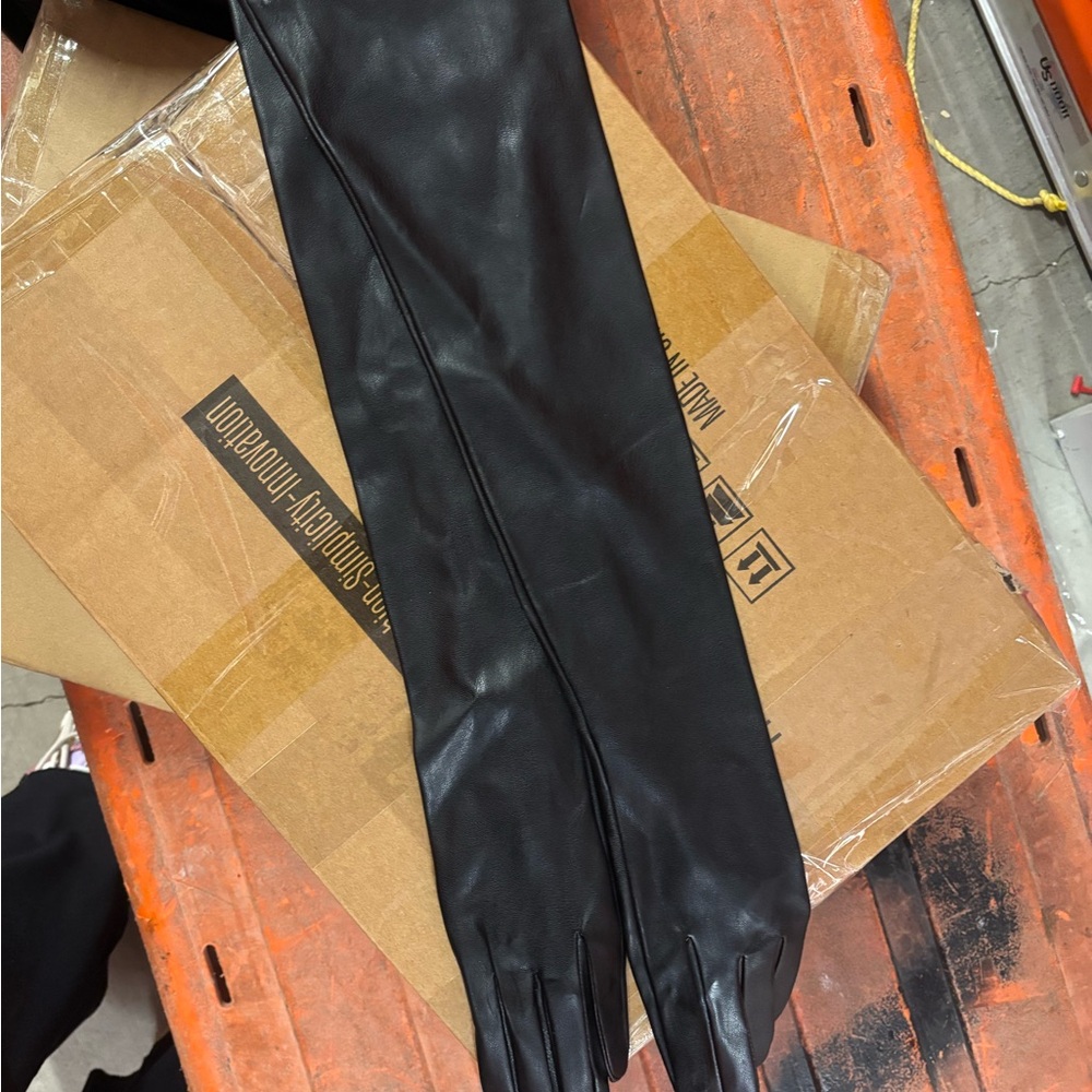La Femme En Noir Faux Leather Opera Gloves - Picture 4 of 4